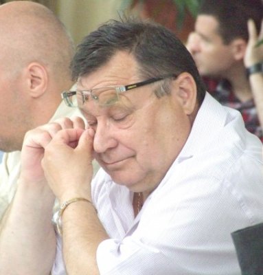 Consilierul Nicolae Şandru a rămas şi fără teren, şi fără acte